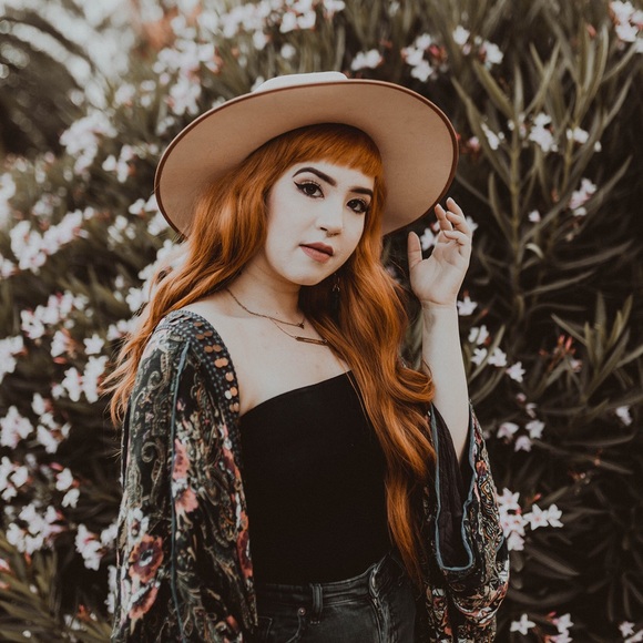 Meet your Posher, Liz - Picture 1 of 8